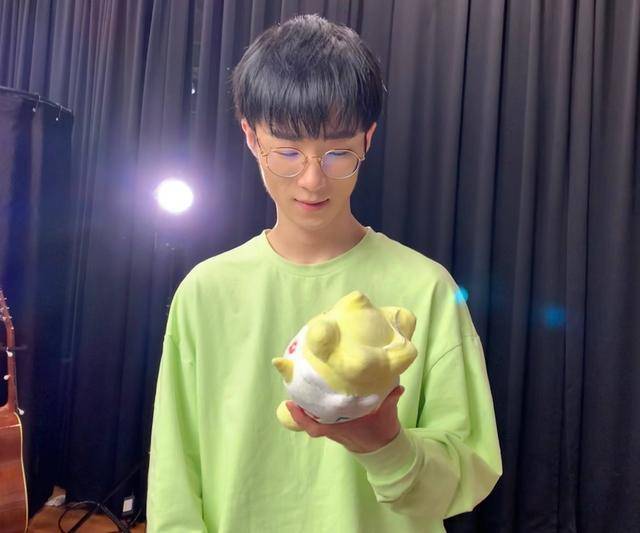 直播间教粉丝吃鸡技巧,看完这些,粉丝直呼太秀了吧_王小