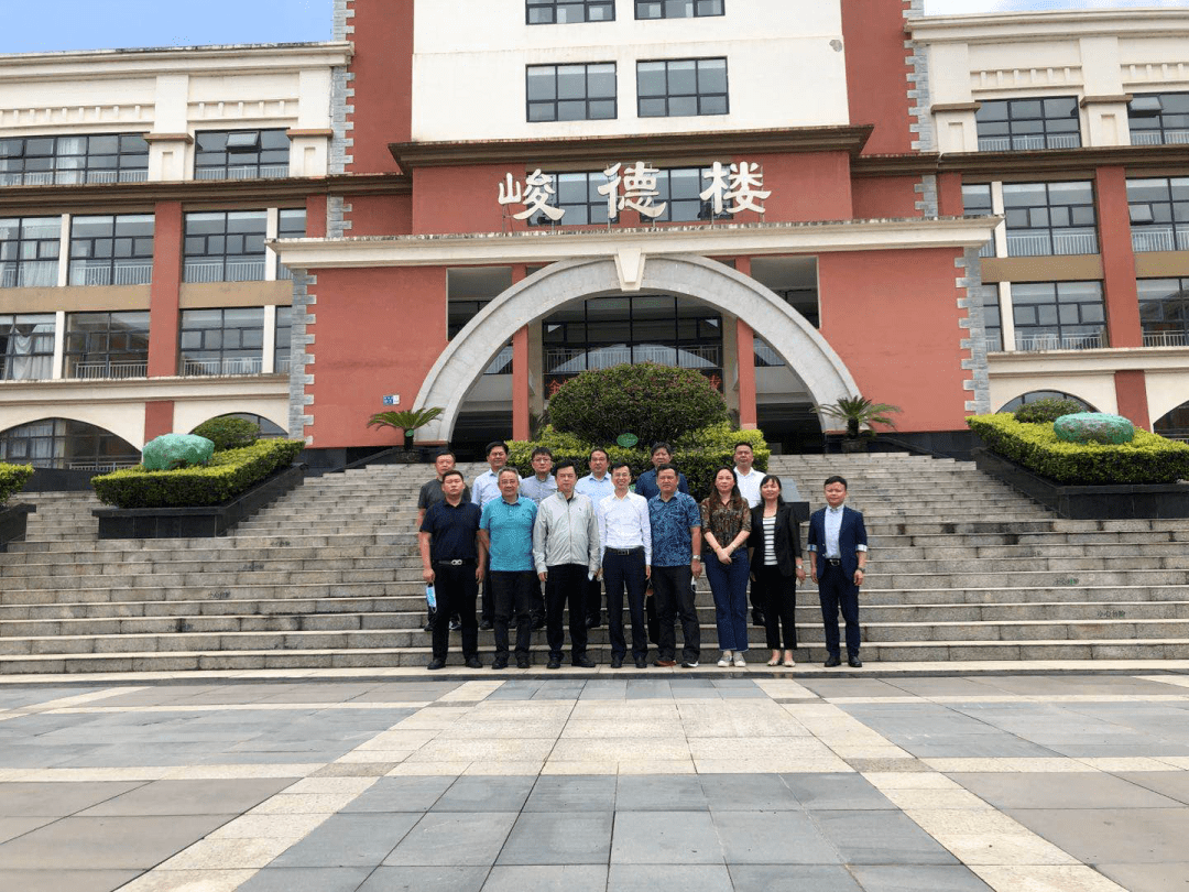 彭开先一行参观考察了职教城,详细听取了校方介绍职教城规划,建设