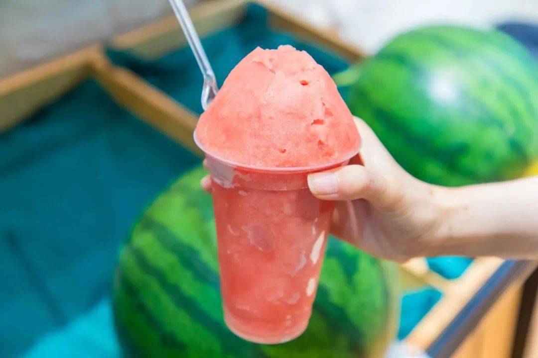西瓜炒冰这种冰沙要在超热的时候吃才更过瘾!