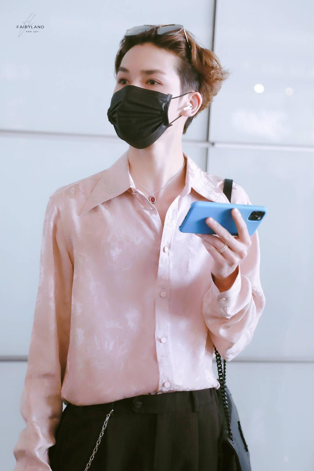 朱正廷现身机场飞往重庆 精致男孩用手机当镜子确认发型