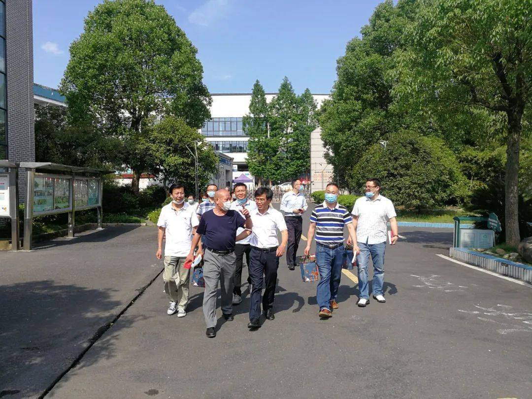 慰問團一行又馬不停蹄的趕到大陳鎮東塘實驗小學,為義烏民建思源工程