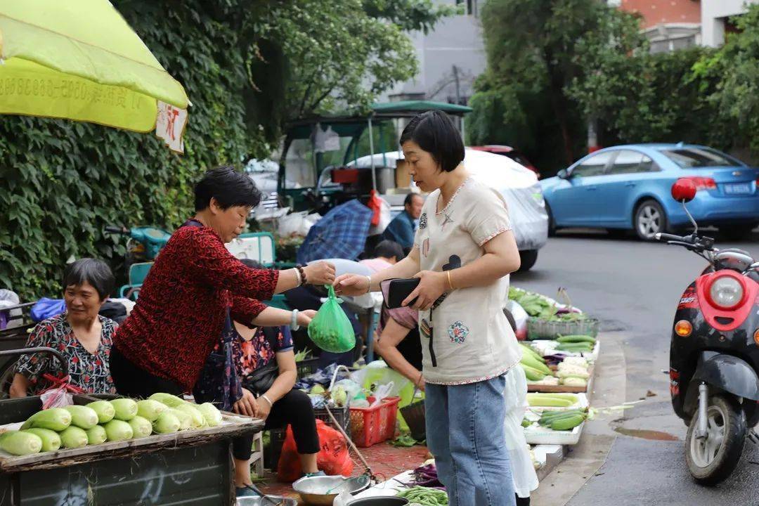 在城东四路临时疏导点,这样的点位有25个,龙泉还将增加更多临时摆摊点