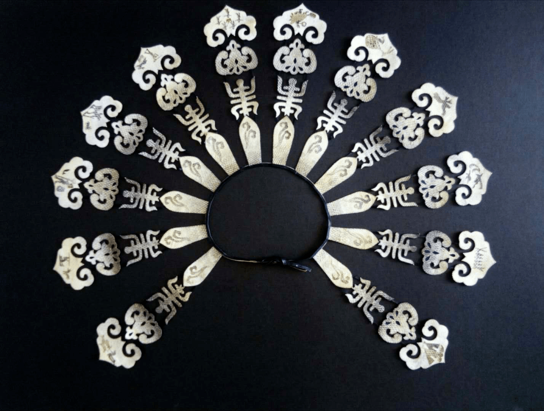 《赫哲族云肩》赫哲族桦树皮制作技艺赫哲族桦树皮制作技艺是赫哲族的