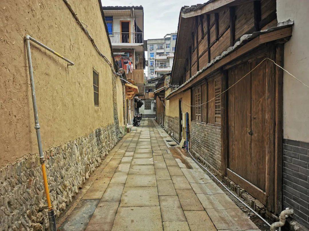 曲巷改造后曲巷是沙县一条古巷,由于年代久远,巷道内管线杂乱,巷道