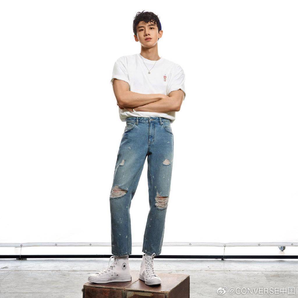 白敬亭上脚演绎全新球鞋大片首发 铁哥教你帆布鞋怎么搭才好看