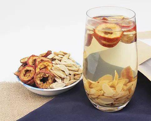 黄芪茶里加上它,血通了,气足了,血压血脂也能降!_山楂