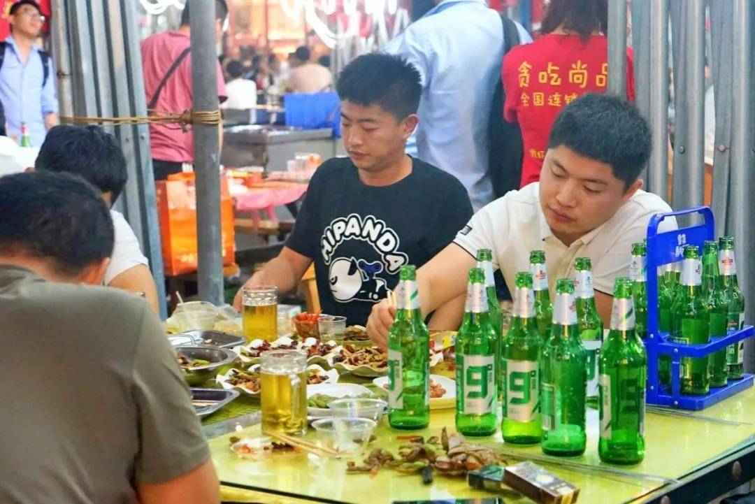 "这是西安夜市的情话当青岛啤酒端起来的时候,夜生活又回来了.