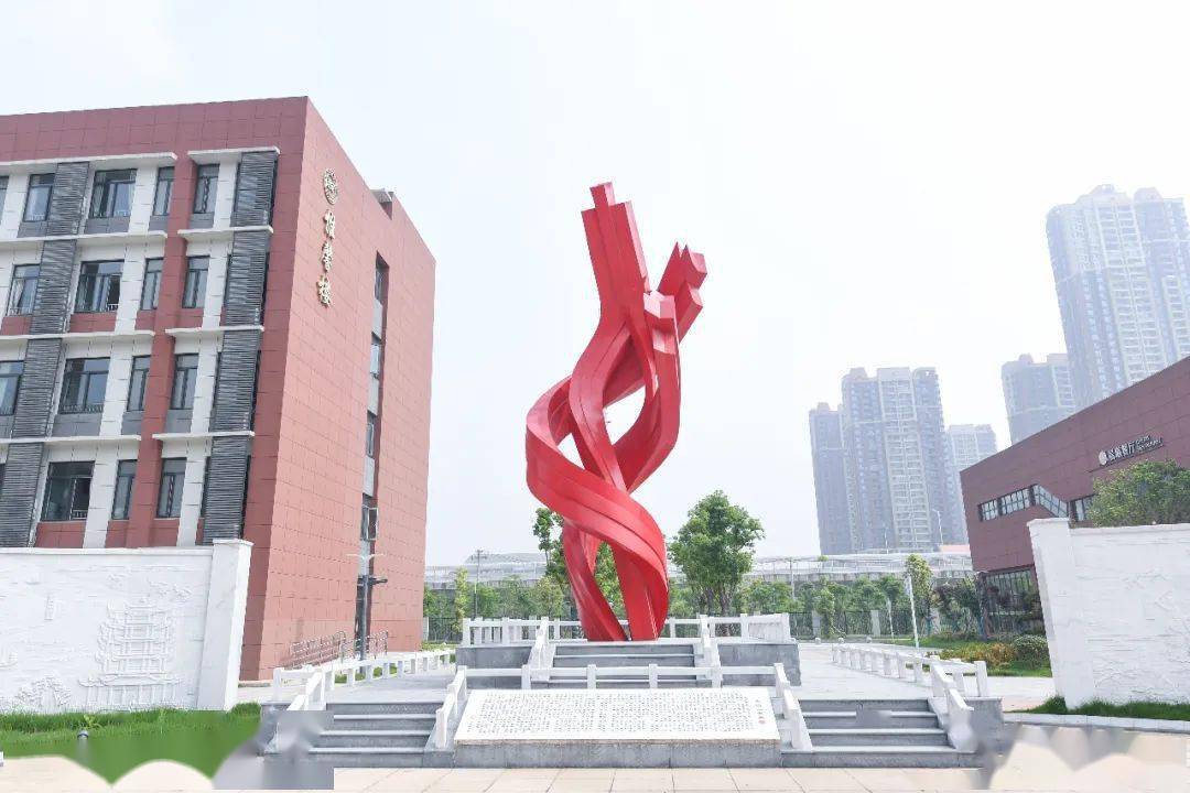 晴川高中不仅校址用的武汉三中原址,校园文化和精神亦与武汉三中一脉