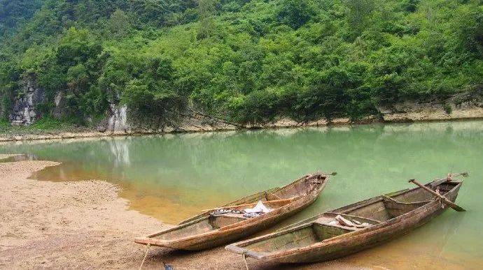 朱子溪在芙蓉江的上游,曾有人赞叹"云遮雾绕芙蓉江,百看不厌朱子溪".