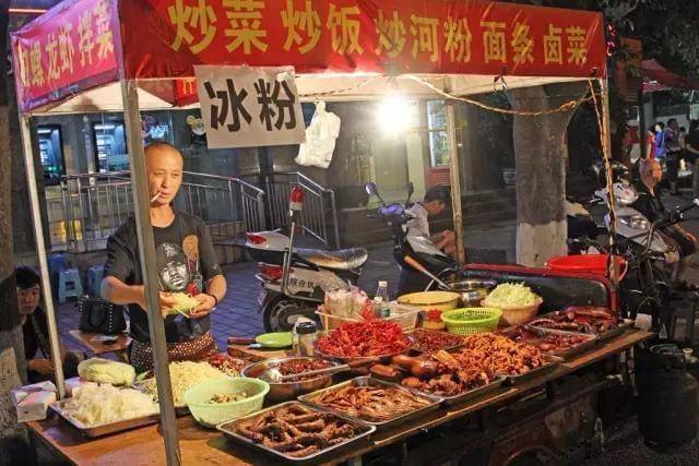 消失7年的地摊文化回来了曾经的路边夜宵摊你还会去吗