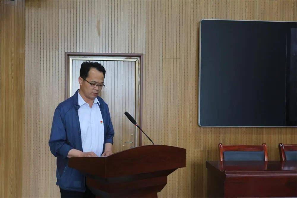 播明中学校长张成文汇报