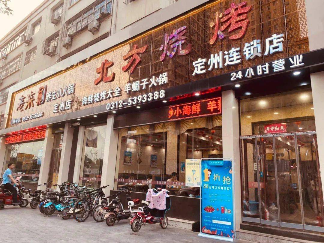 定州这家的烧烤店每天卖出上万串一份小龙虾不到十块钱