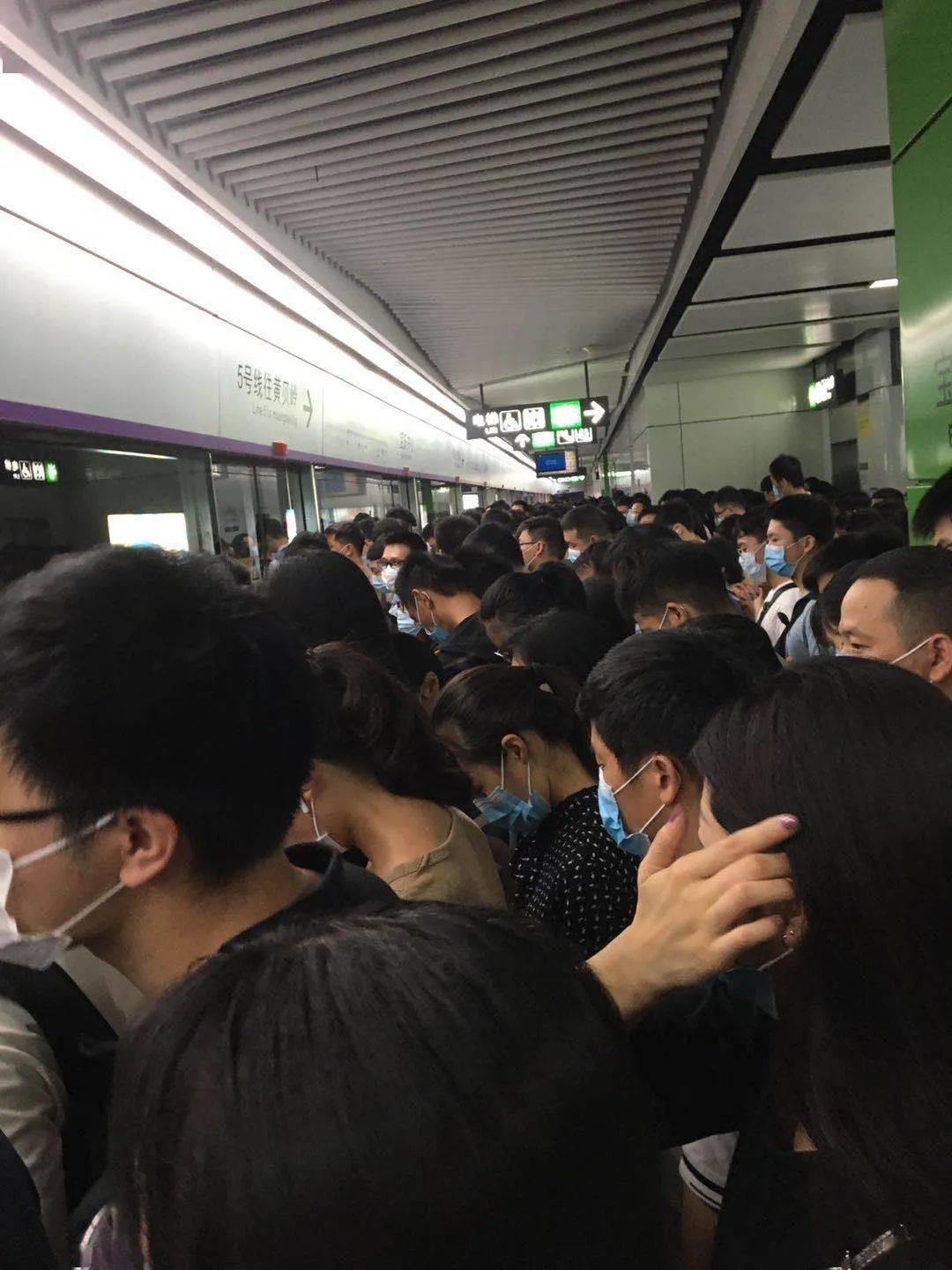 刚刚地铁五号线车辆故障早高峰延误有乘客等了半小时