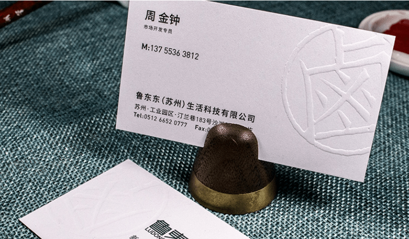 白卡纸纸张缺点:较为柔软,300g哑粉纸同250g卡纸一般硬度.