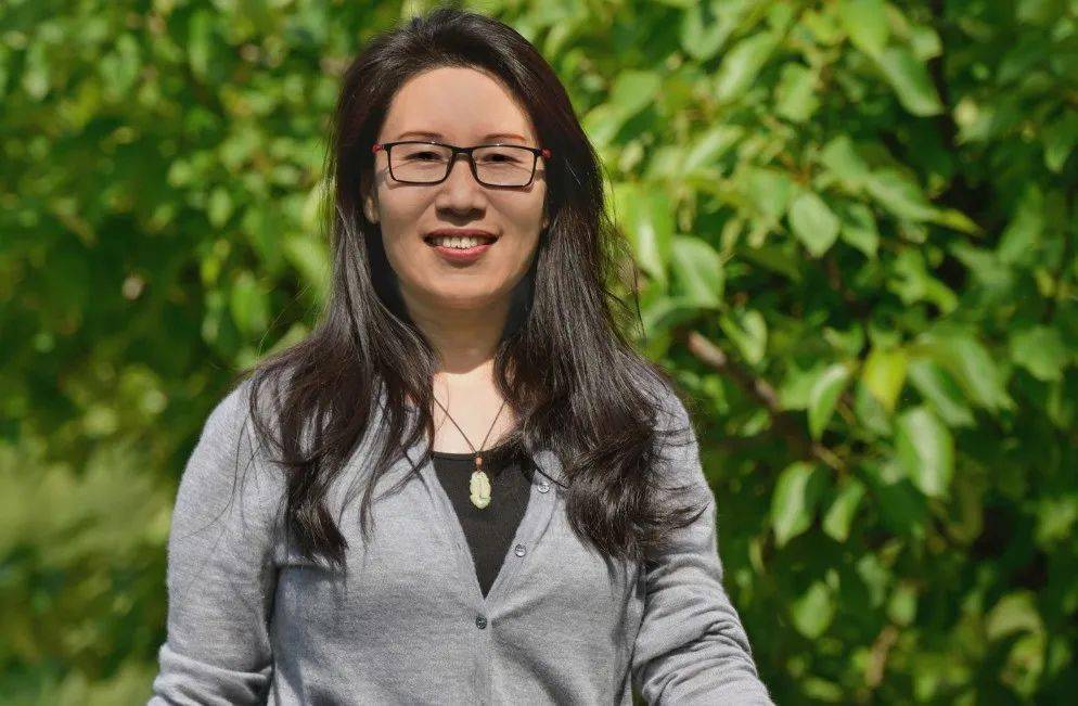 作家杨春风(右一)在收集盘锦地区抗战时期历史资料作家杨春风(右一)