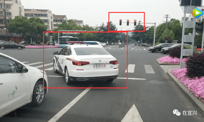 宜兴这辆闯红灯的警车你已经被拍下