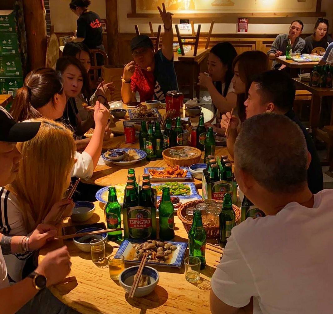 从南到北趁夜一起啤当青岛啤酒端起来时夜生活又回来了