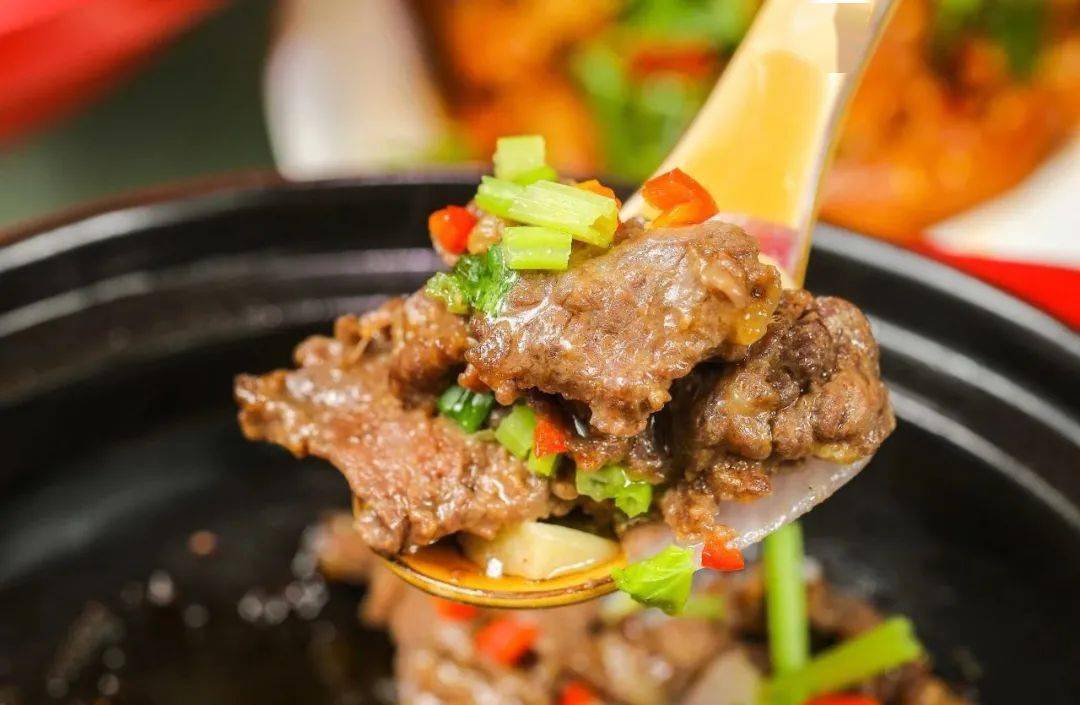 砂煲的热力将牛肉美味牢牢锁住端上来的时候还听到"啫啫"响声牛肉的