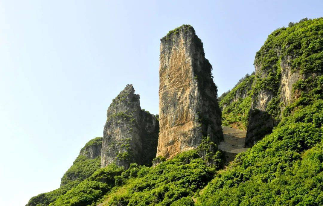 航拍美丽大河奇特自然景观令牌石