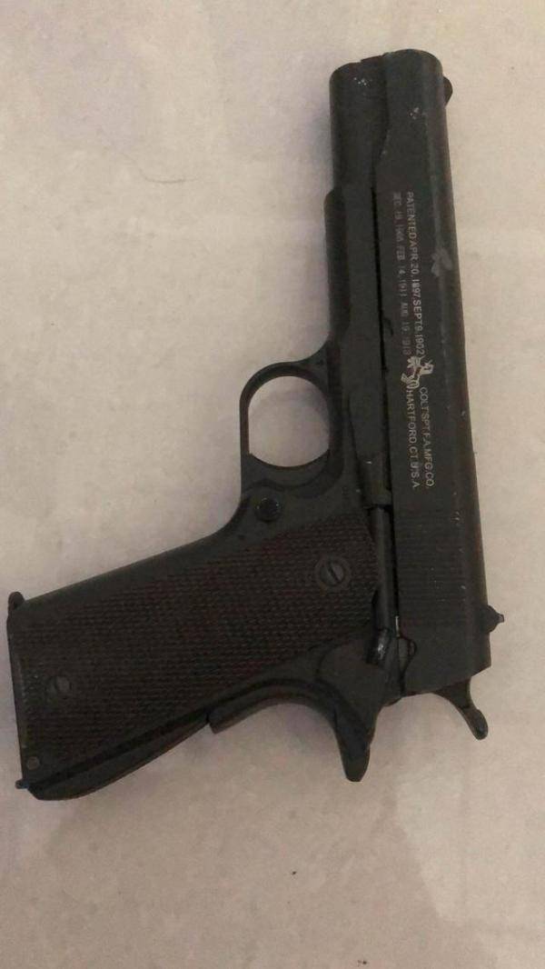 薛某抓获,并根据交代在薛某工作的工地住处床下收缴制式单管猎枪一支