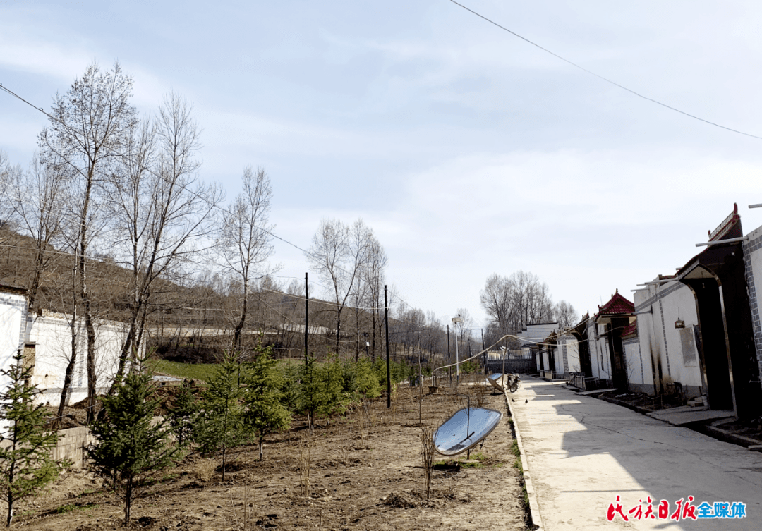 马苏夫叶是这里的住户之一,她家原是吊庄村的贫困户.