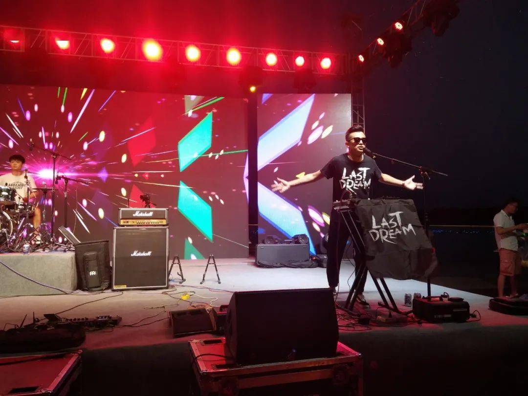 强劲的舞台爆发力  使上层社会乐队深受现代年轻人的喜爱 6月13号