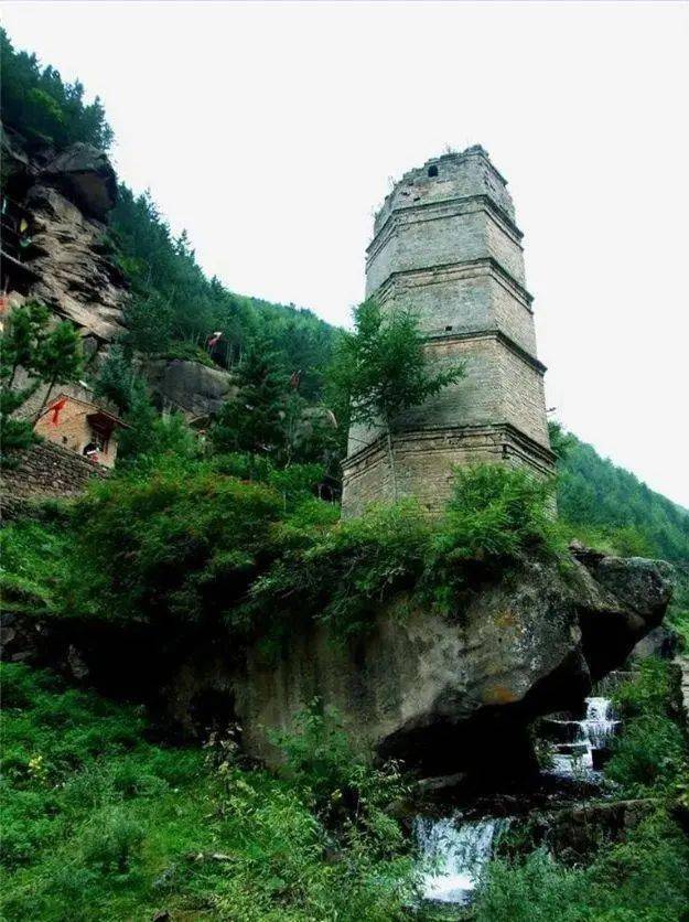 葛家洞位于关山腹地,是东晋医学家葛洪炼丹,游离之处,景区内千峰竞秀