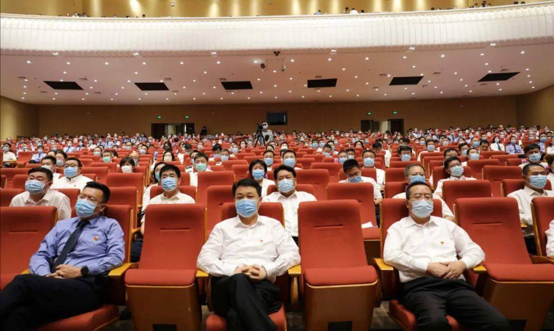 市委常委,市纪委书记,市监委主任严加军作专题报告.