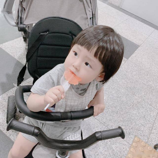 mystic妻子更博 大舅子与小树苗温馨床照