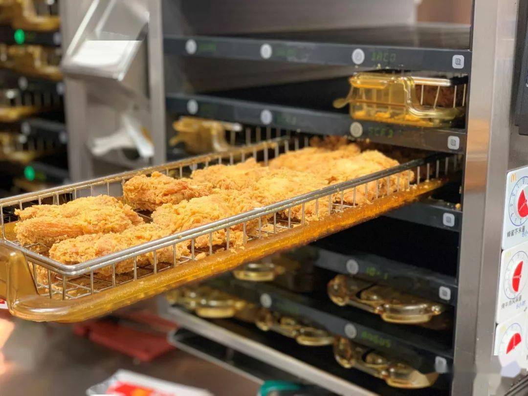 参观麦当劳的神秘厨房还有儿童礼包也要期待着哦和英孚的老师一起学习