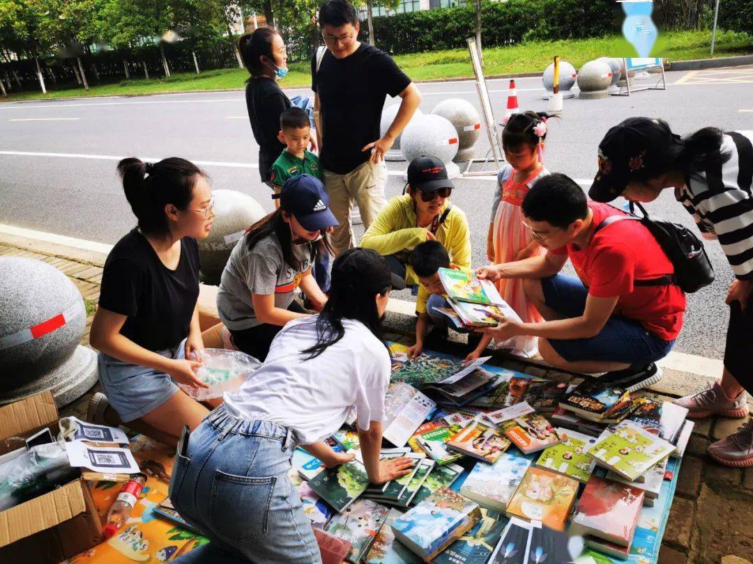 摆摊卖书的各种打开方式你pick哪个