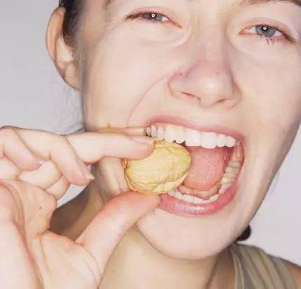 酒逢知己千杯少,开瓶不能用牙咬_牙齿