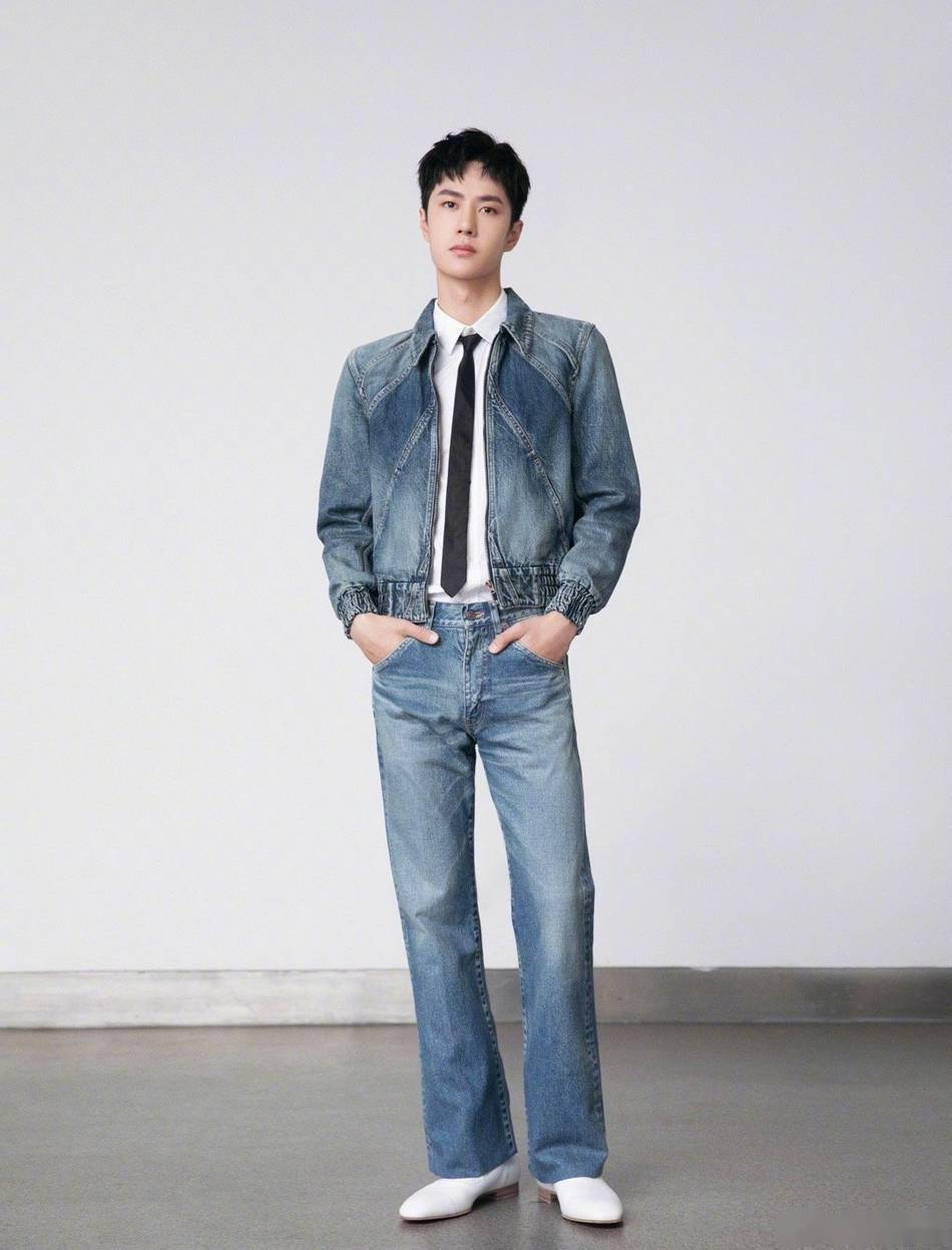 王一博穿复古牛仔套装 凸显少年气