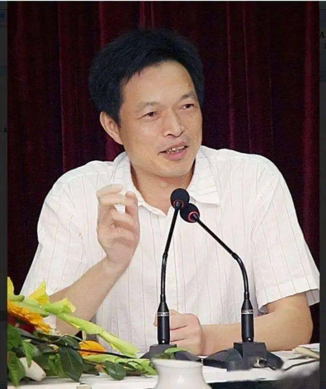 主讲人简介2017年4月23日,"紫微讲坛"第128期邀请南京大学徐雁教授作