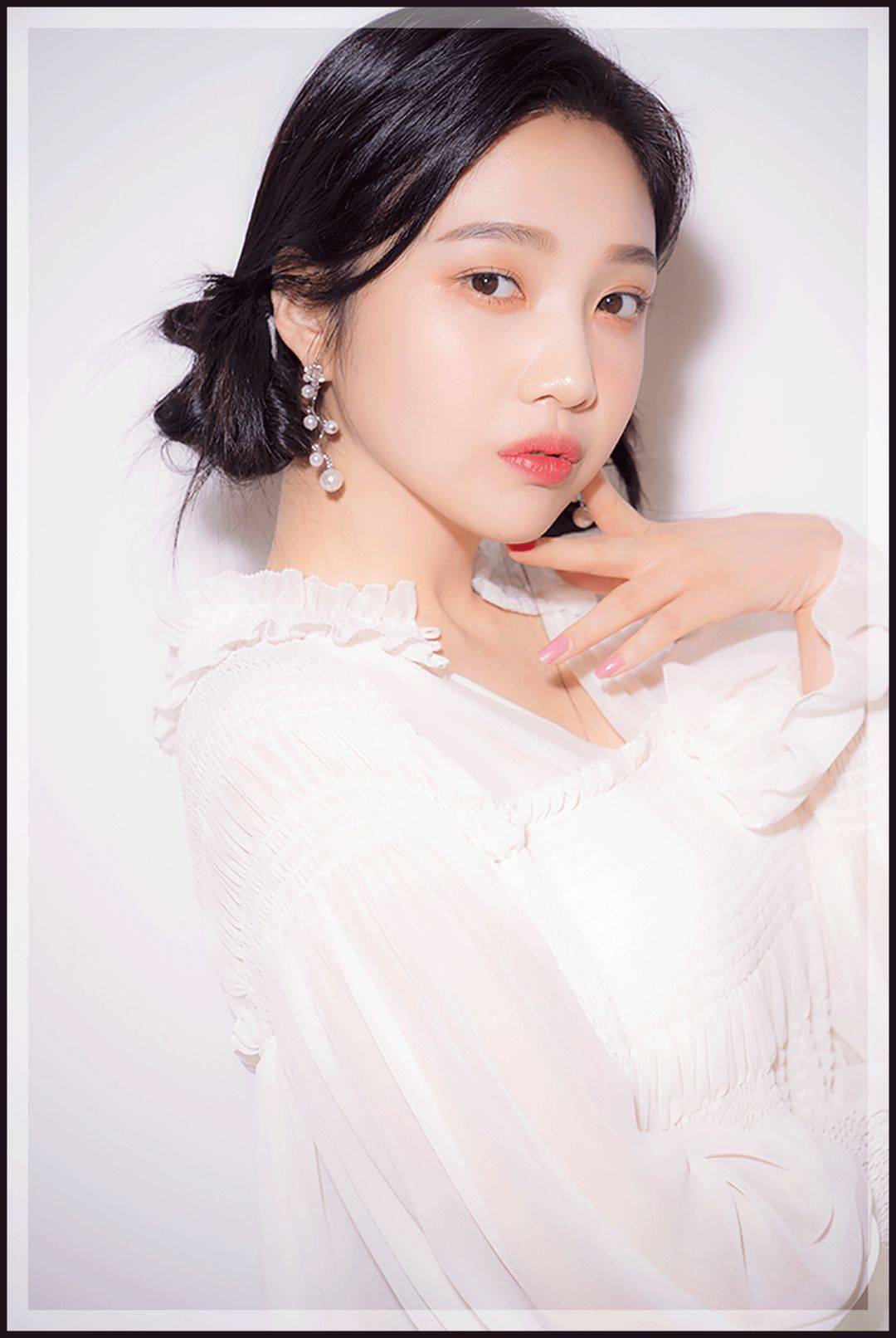 细看joy五官很柔和,尤其是 嘴唇丰满,笑起来充满感染力