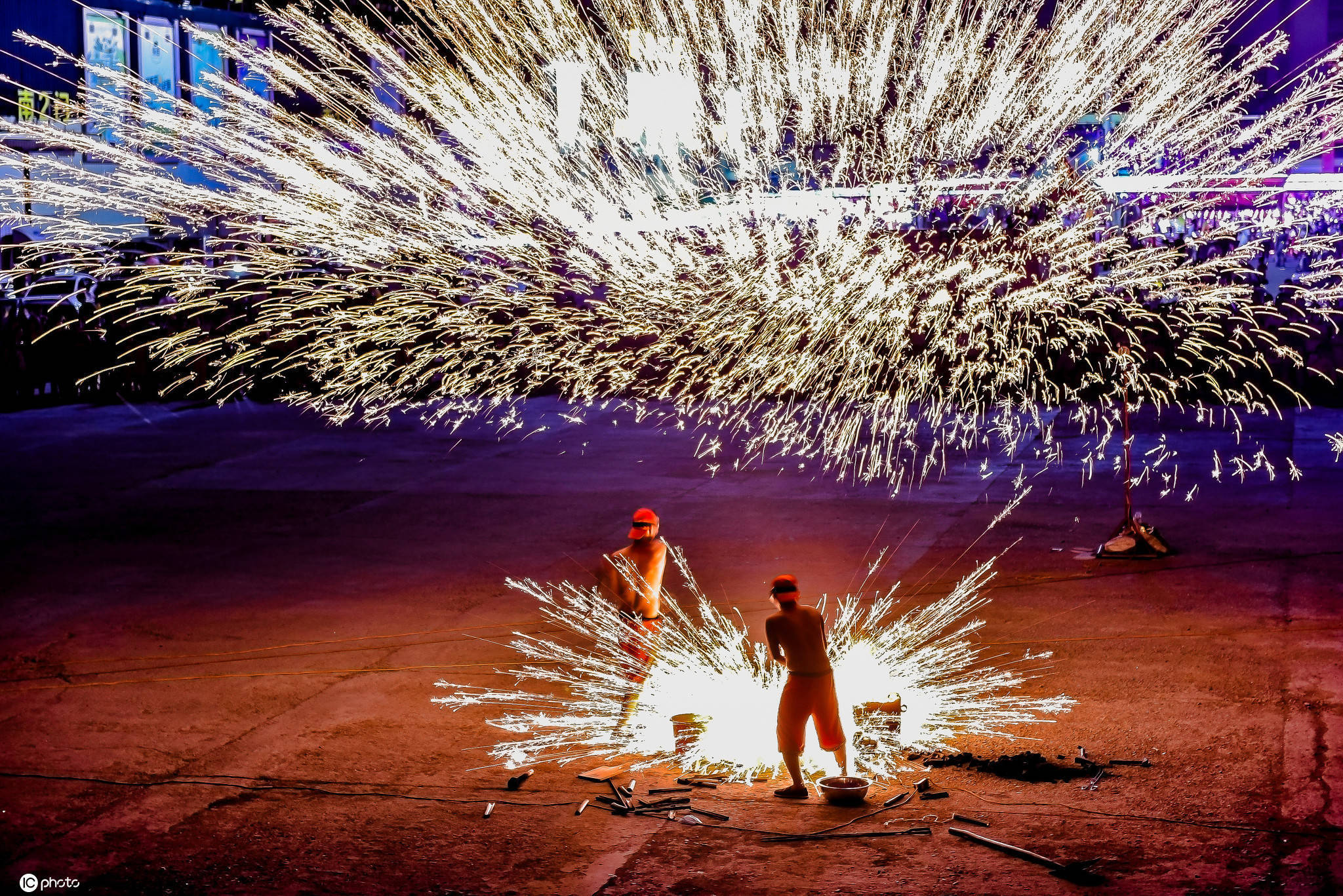 古老打铁花技艺首现长春1700度铁水空中开花现场市民大呼过瘾