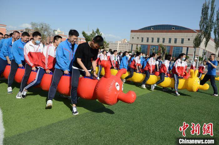 6月9日,高三学生参加毛毛虫竞速比赛,女生队与男生队齐头并进.