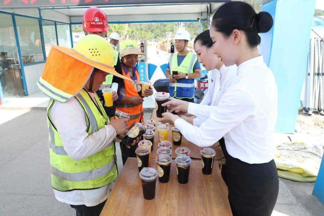 "泰"爱夏日,有你真甜 邦泰开展爱心赠饮活动,致敬城市建设者