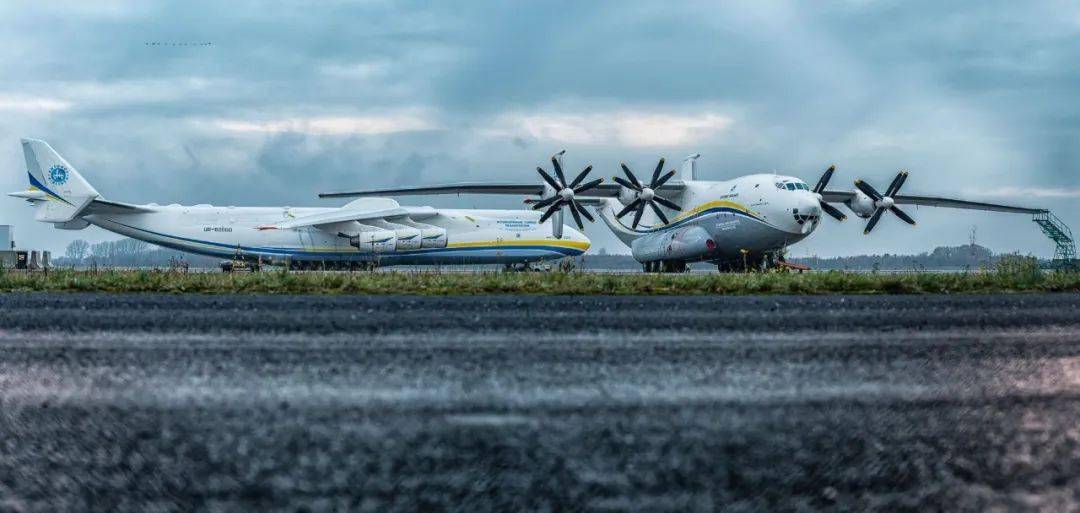 世界最大运输机an225和世界最大涡桨飞机an22同时停靠在天津机场 马成