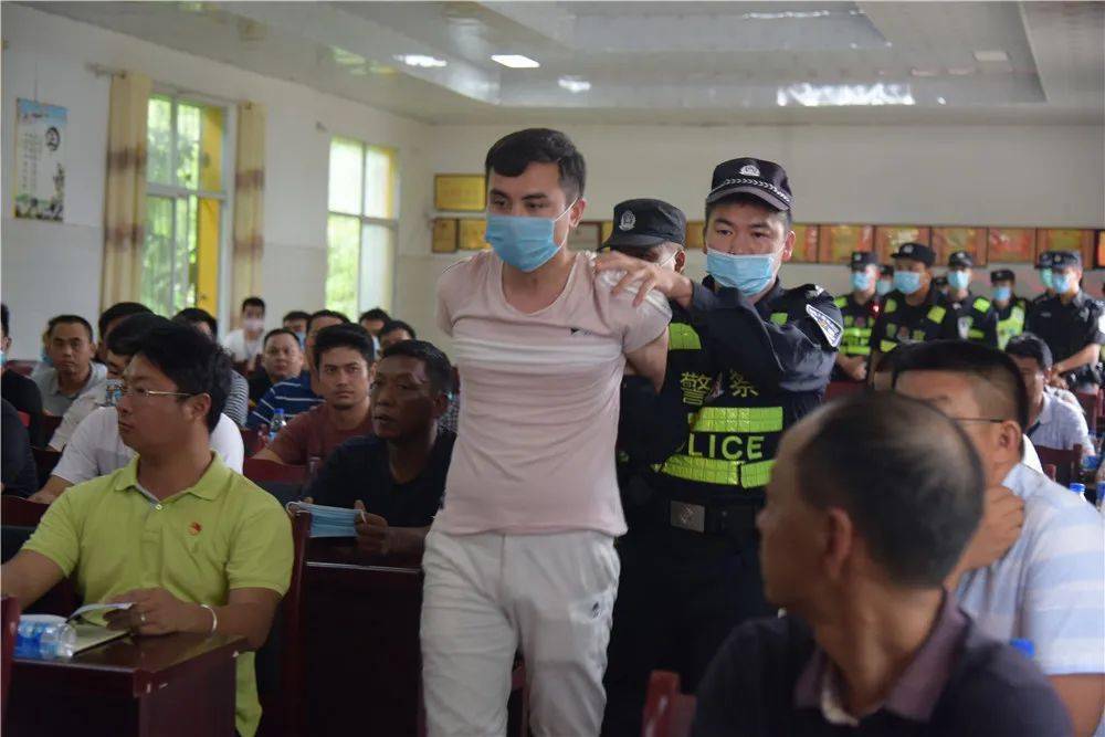 16人被抓景洪警方武装押解公开指认现场