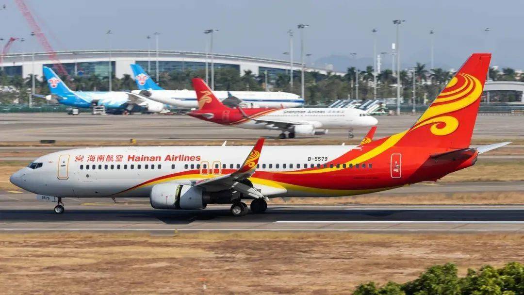 海航波音737从三亚飞北京途中风挡玻璃破裂