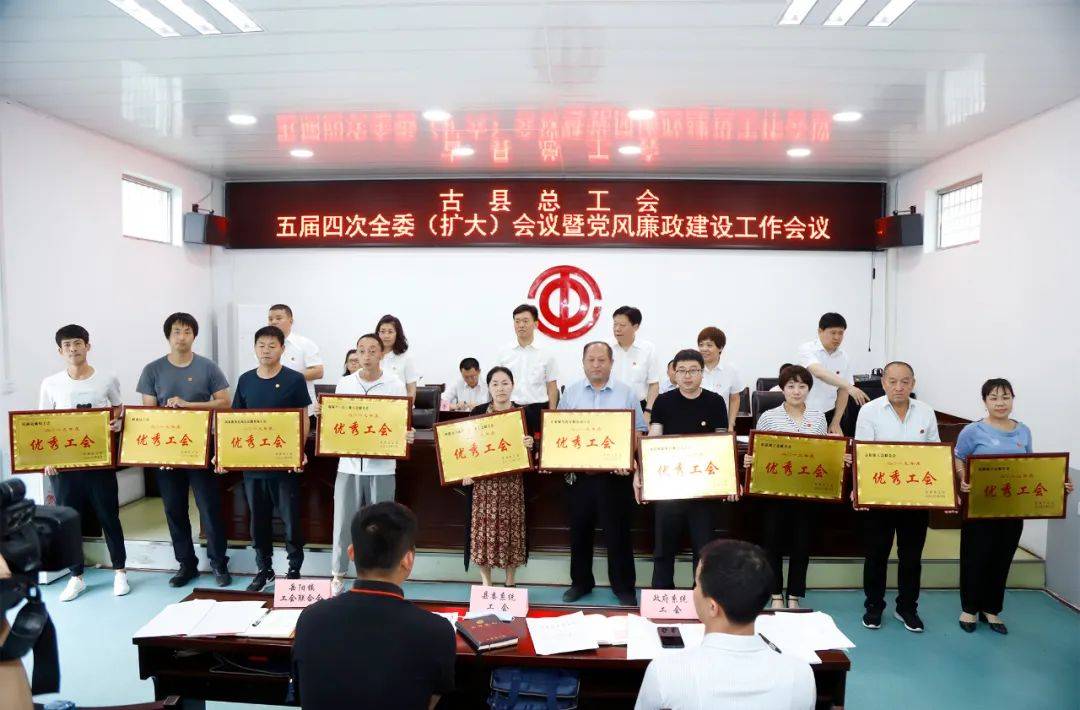 赵安平强调,要引领职工听党话,始终坚定正确政治方向,强化理论武装,用