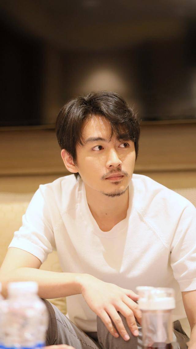 32岁陈晓绝了,明明是简约白t造型,居然大叔范和少年感随意切换_胡子