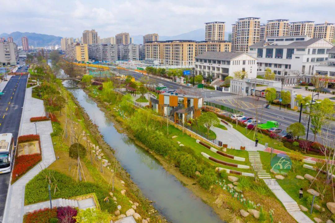 城區河道整治工程一期(三號渠)位於銀湖公園兩側,東起環形路,西至科創