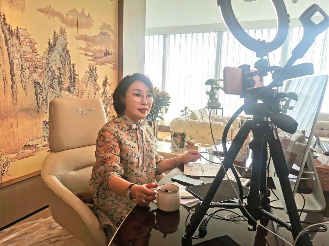 与学子们畅聊择业与就业通过直播间一一王萍沈阳东方美美容事业连锁