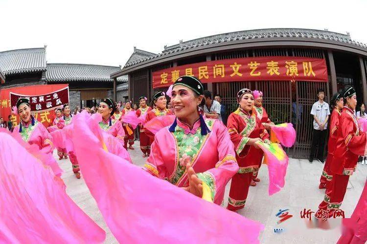小高跷秧歌展演舞狮表演古朴,古香,古色,古韵的定襄郡位于忻州古城