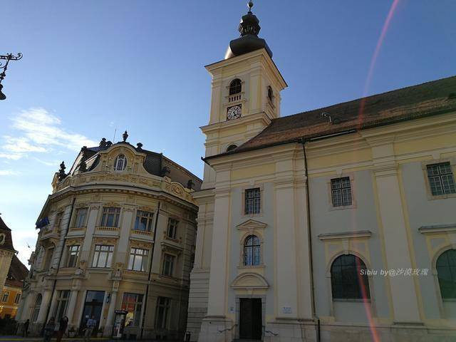 市政厅左侧的建筑大有来头,它曾是当地总督萨木尔·冯·布鲁肯塔尔