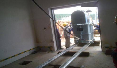 图一:将设备吊装至铺好的平台上(此为电容器)高压柜在装卸车上把包装