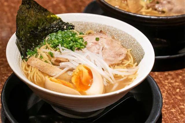 日本酱油拉面的种类繁多,有色浓味醇的浓厚酱油,有卖相清淡的薄味酱油