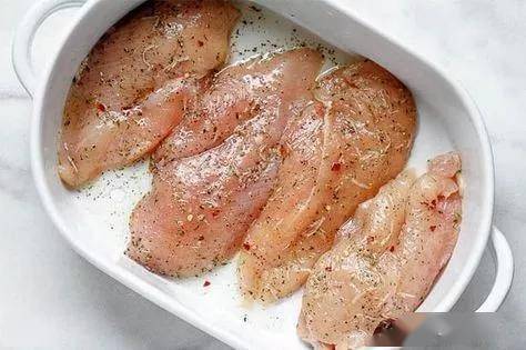 材料 玉米/鸡胸肉/哈密瓜 苦菊/橄榄油/黑胡椒碎 步骤 1,将玉米片放入